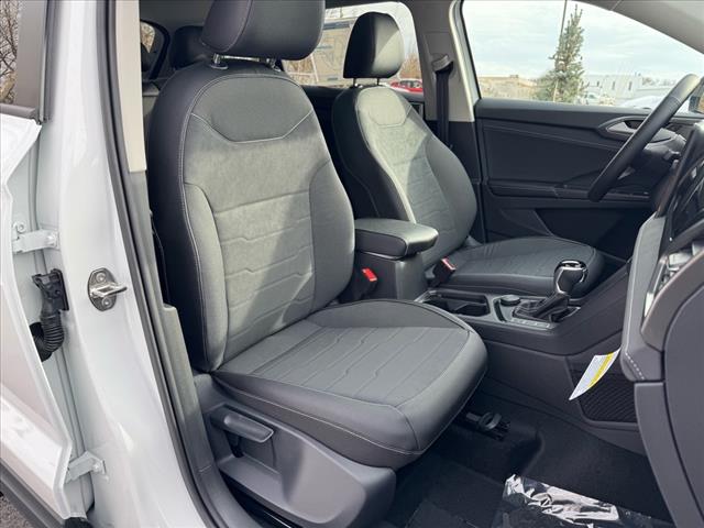 2025 Volkswagen Taos SE Black 4Motion