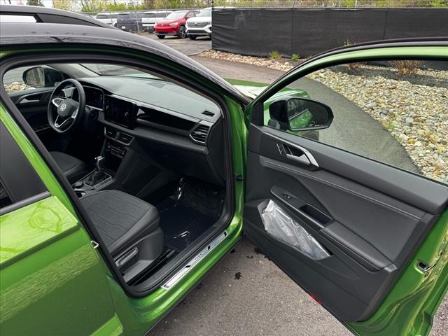 2025 Volkswagen Taos SE Black 4Motion