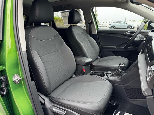 2025 Volkswagen Taos SE Black 4Motion