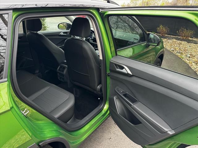 2025 Volkswagen Taos SE Black 4Motion