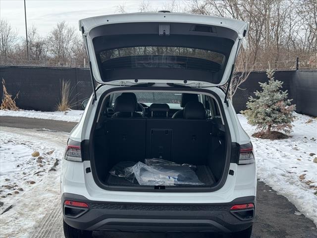 2025 Volkswagen Taos SE Black 4Motion