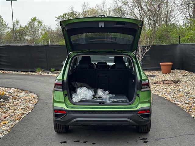 2025 Volkswagen Taos SE Black 4Motion
