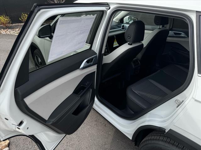 2025 Volkswagen Taos SE 4Motion