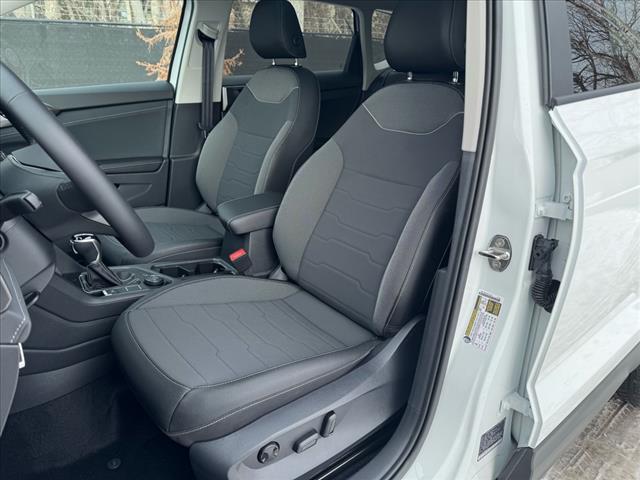 2025 Volkswagen Taos SE Black 4Motion