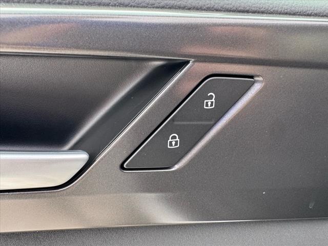2025 Volkswagen Taos SE Black 4Motion