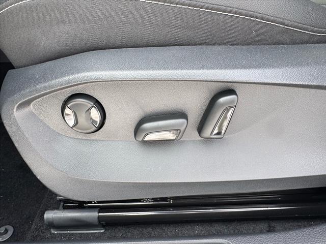 2025 Volkswagen Taos SE Black 4Motion