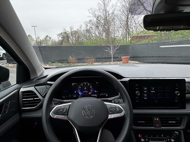 2025 Volkswagen Taos SE Black 4Motion