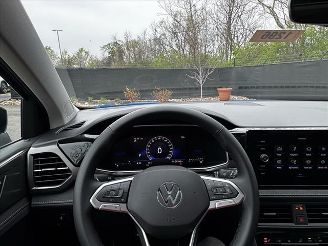 2025 Volkswagen Taos SE Black 4Motion