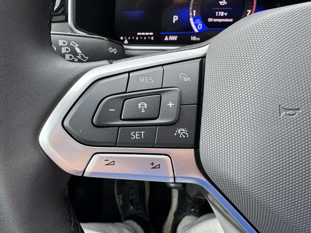 2025 Volkswagen Taos SE Black 4Motion