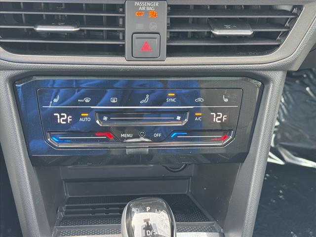 2025 Volkswagen Taos SE Black 4Motion