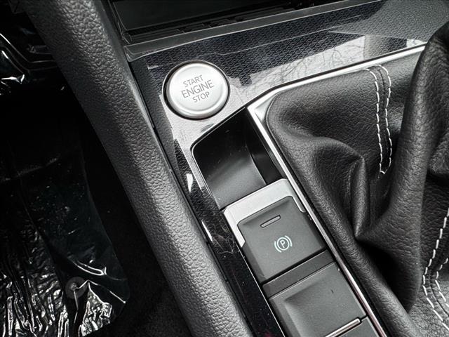 2025 Volkswagen Taos SE Black 4Motion
