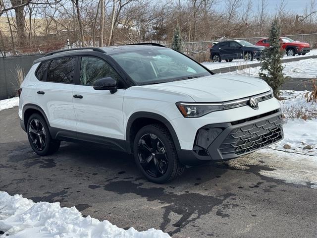 2025 Volkswagen Taos SE Black 4Motion