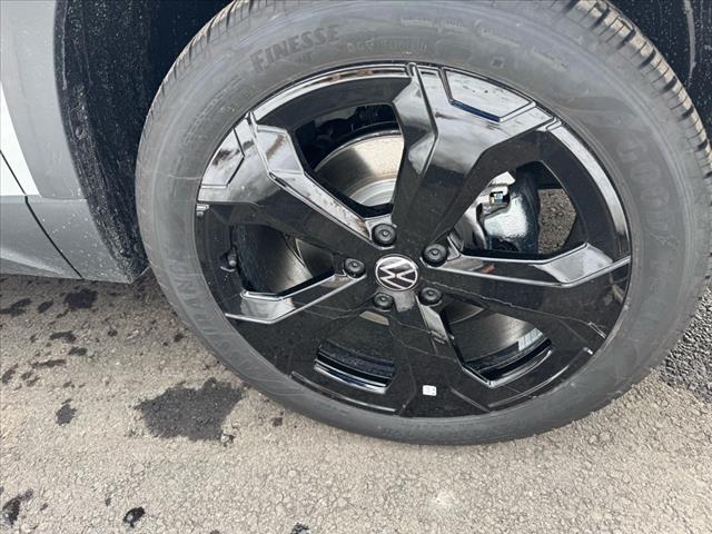 2025 Volkswagen Taos SE Black 4Motion