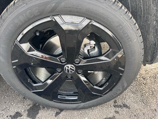 2025 Volkswagen Taos SE Black 4Motion