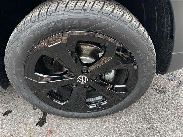 2025 Volkswagen Taos SE Black 4Motion