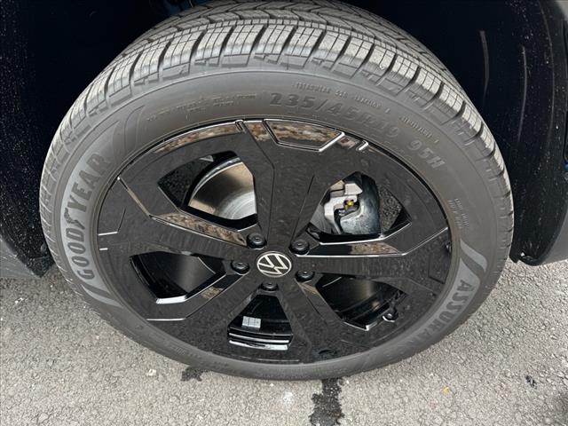 2025 Volkswagen Taos SE Black 4Motion