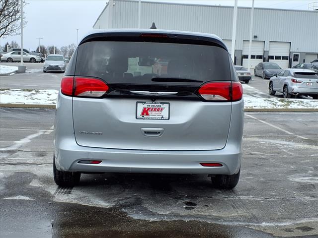 2023 Chrysler Voyager LX