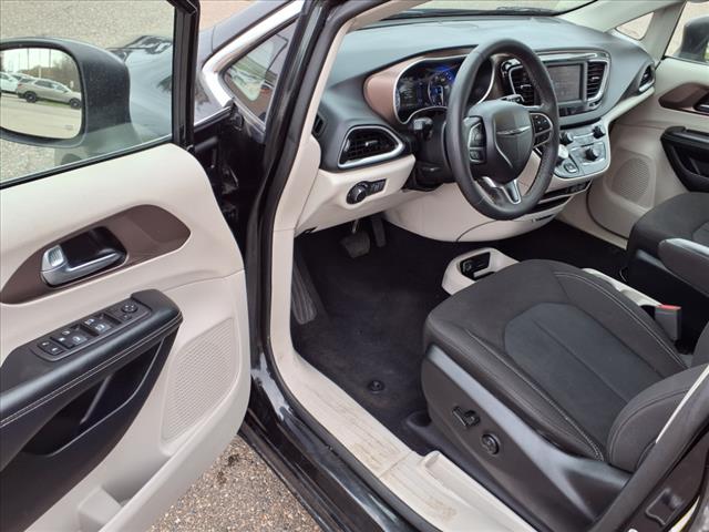 2022 Chrysler Voyager LX - Photo 11