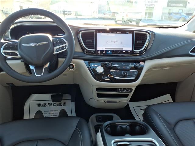 2024 Chrysler Pacifica Plug-In Hybrid Hybrid Select:1060U