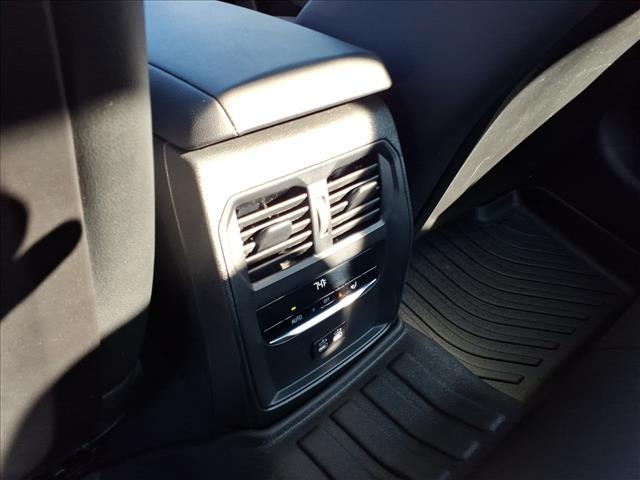 2025 BMW 3 Series 330i:1020U