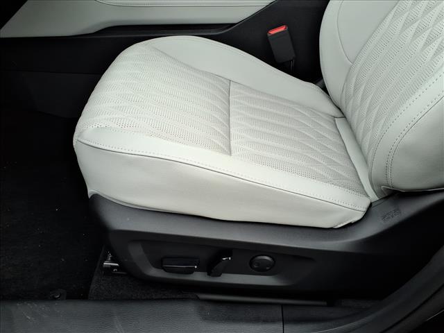 2025 Mitsubishi Outlander Platinum Edition:2188M