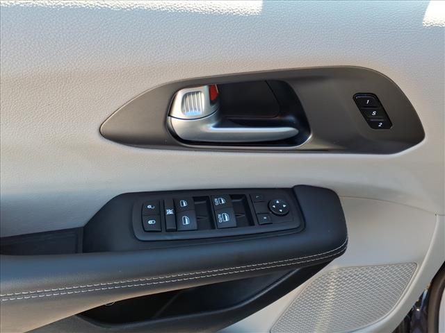 2024 Chrysler Pacifica Plug-In Hybrid Hybrid Select:1060U