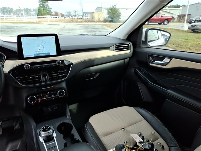 2022 Ford Escape Hybrid Titanium:1001U