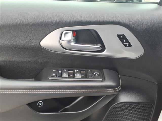 2024 Chrysler Pacifica Plug-In Hybrid Hybrid S Appearance Pkg:1046U