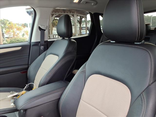 2022 Ford Escape Hybrid Titanium:1001U