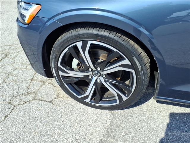 2024 Volvo S60 Core Dark Theme:1141U
