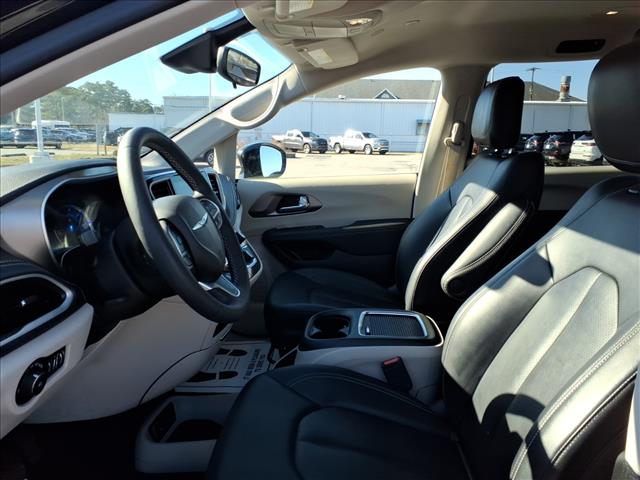 2024 Chrysler Pacifica Plug-In Hybrid Hybrid Select:1060U