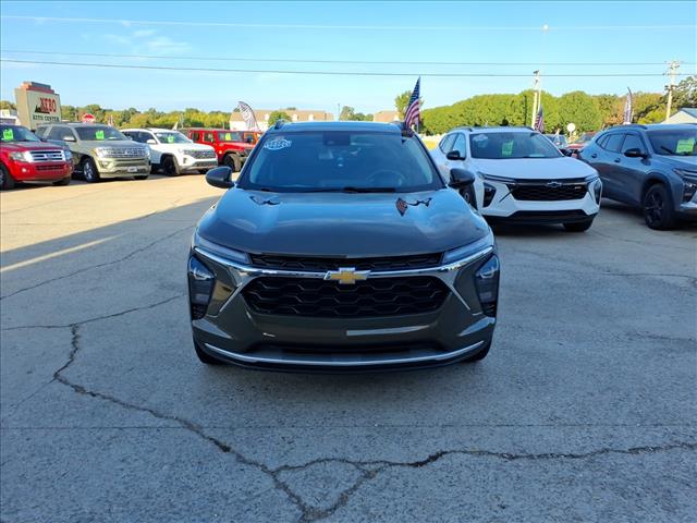 2024 Chevrolet Trax LT photo 2