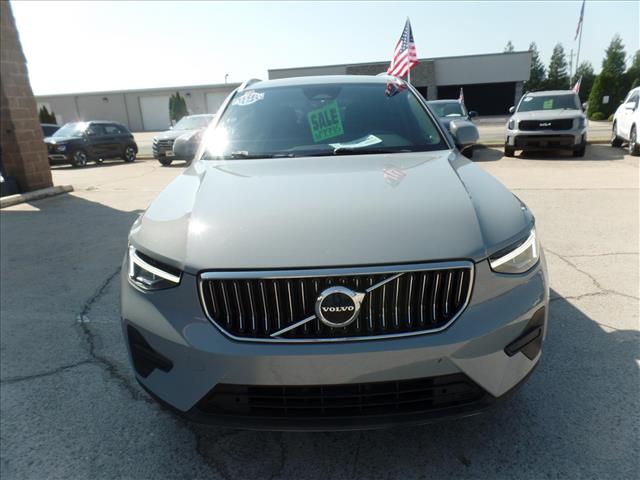 2024 Volvo XC40 B5 Core Bright Theme photo 2