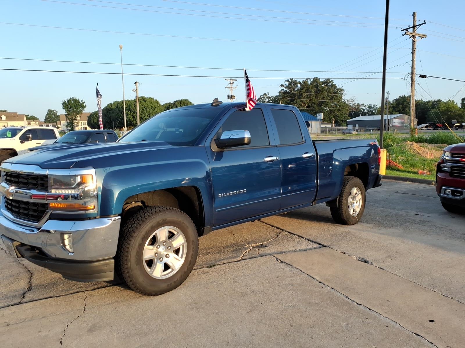 2016 Chevrolet Silverado 1500 LT photo 3