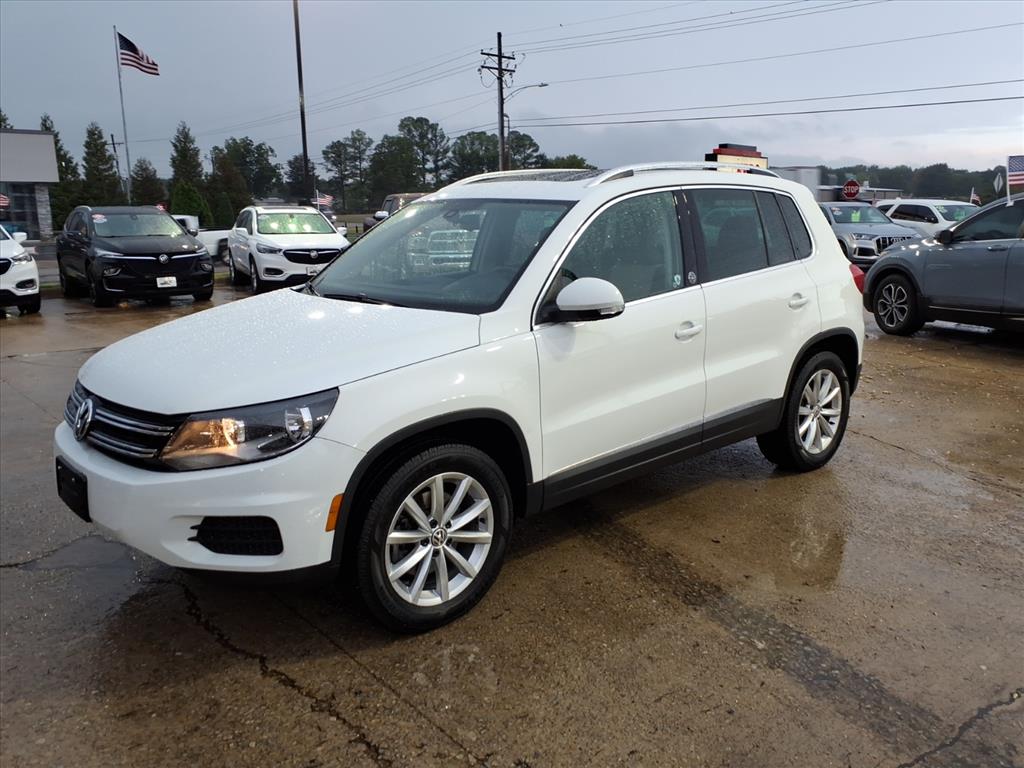 2017 Volkswagen Tiguan Wolfsburg Edition photo 3