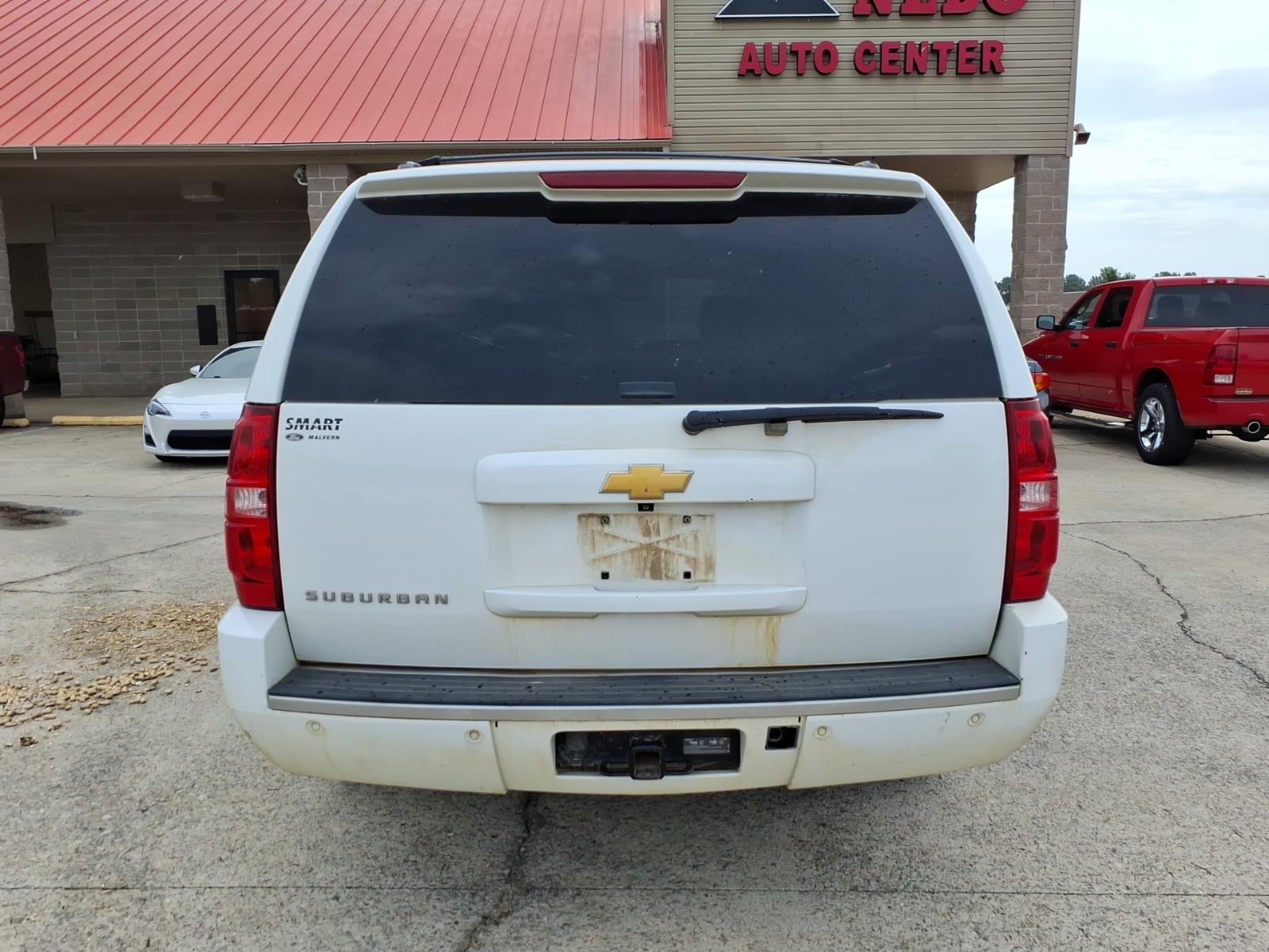 2014 Chevrolet Suburban LTZ photo 4