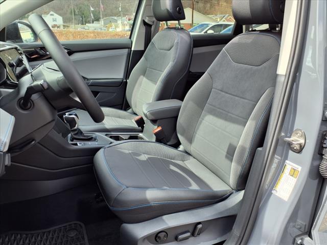 2024 Volkswagen Taos SE Black