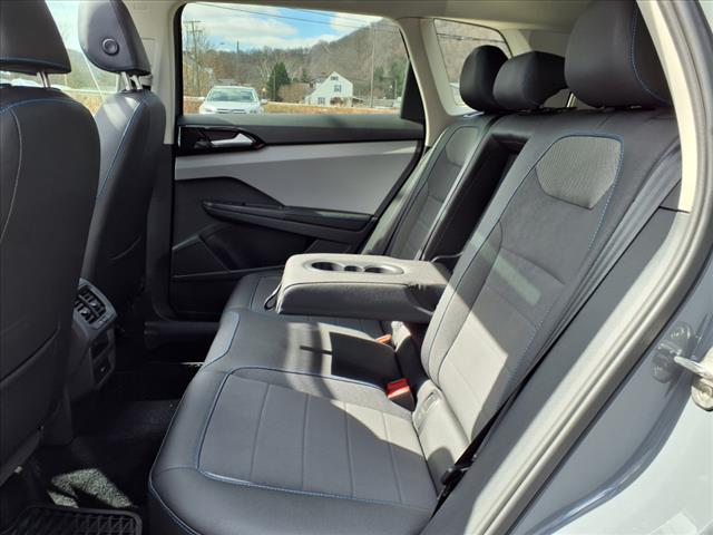 2024 Volkswagen Taos SE Black
