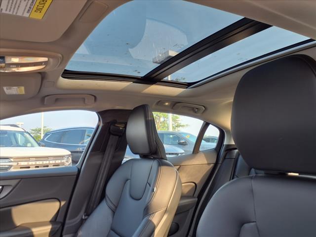 2024 Volvo S60 B5 Core Dark Theme