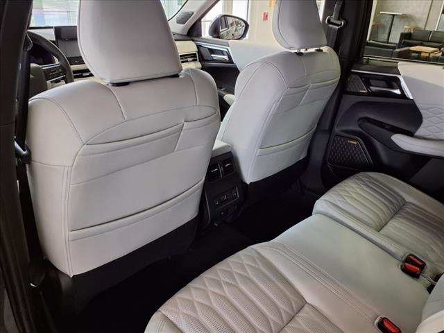 2025 Mitsubishi Outlander SEL Platinum Edition
