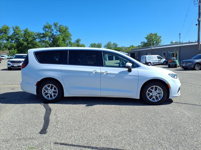 2023 Chrysler Pacifica Touring L - Photo 2