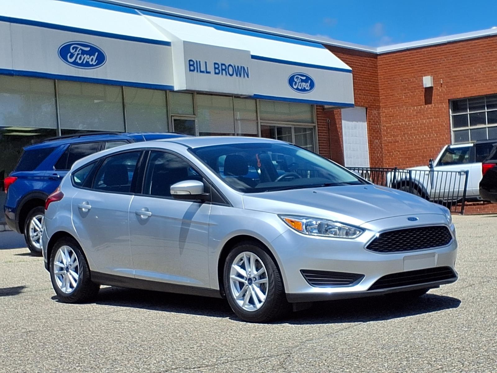 Ingot Silver (ux) 2016 Ford Focus SE Hatchback Hatchback Front-Wheel Drive 5-Speed Manual