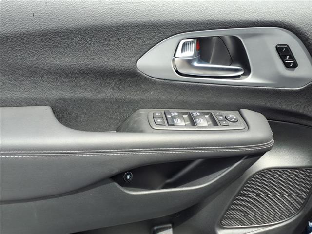 2025 Chrysler Pacifica Plug-In Hybrid Select