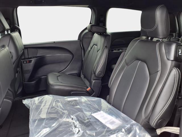 2025 Chrysler Voyager LX