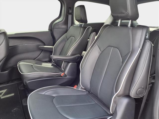 2025 Chrysler Pacifica Plug-In Hybrid Select