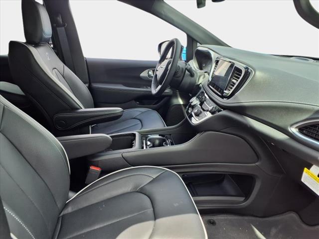 2025 Chrysler Pacifica Plug-In Hybrid Select
