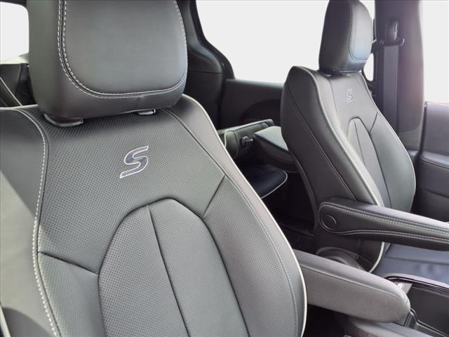 2025 Chrysler Pacifica Plug-In Hybrid Select