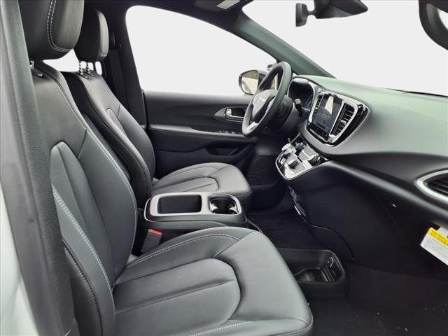 2025 Chrysler Voyager LX
