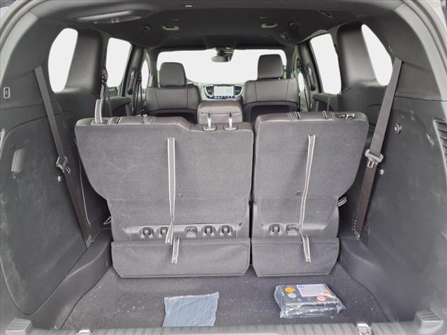 2025 Chrysler Voyager LX