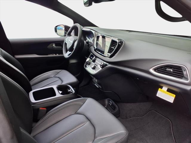 2025 Chrysler Voyager LX